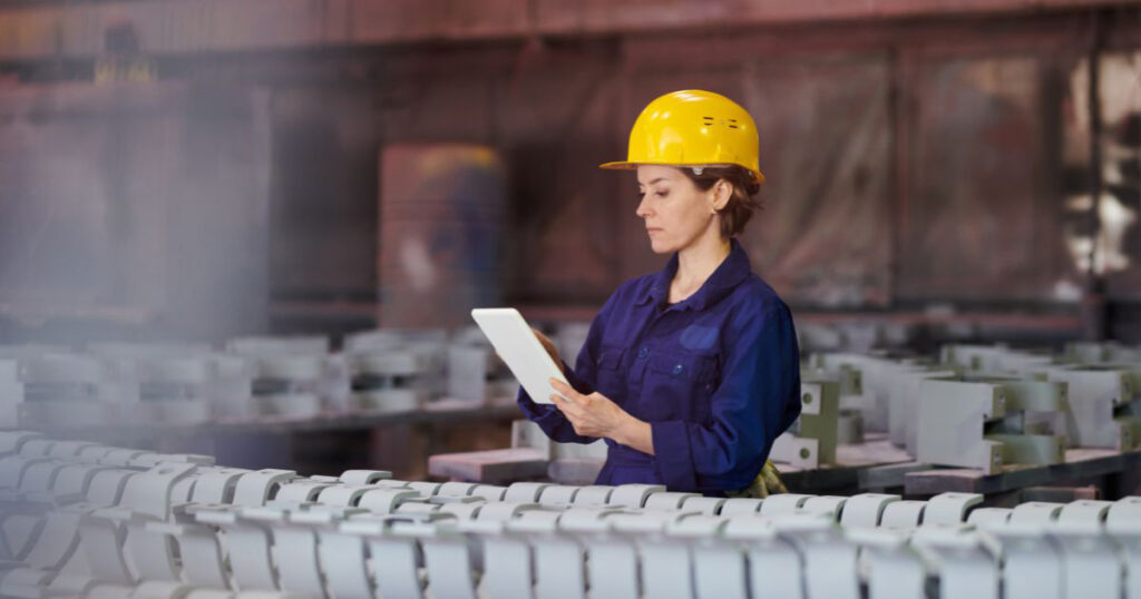Hình ảnh thực tế kỹ thuật viên sử dụng máy tính bảng quản lý sản xuất tại xưởng