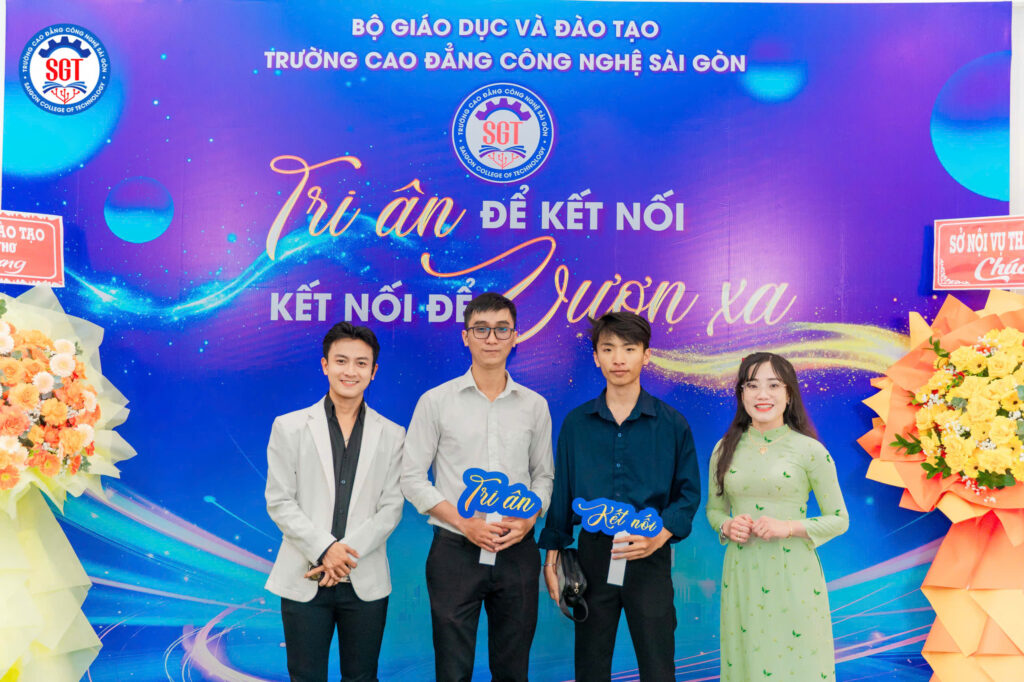 Đại diện trường đón tiếp Golden Bee
